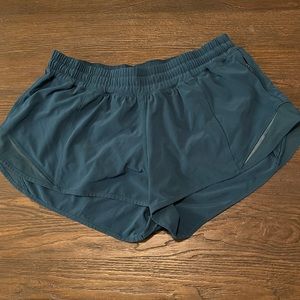 Lululemon Hotty Hot Low Rise Shorts 2.5” / Size 10 / EUC
